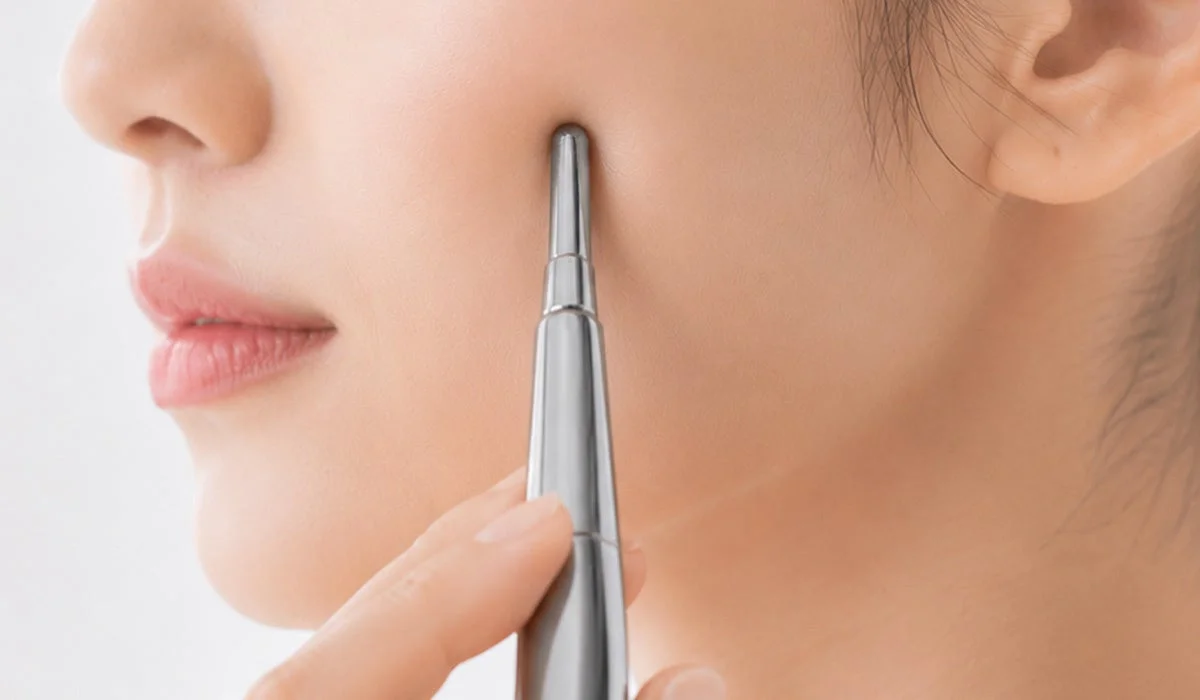 美顔器を使用する女性