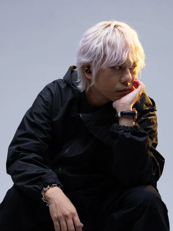 男性,ポートレート,金髪,ブロンドヘア,黒いジャケット,イヤホン,アクセサリー,ファッション,スタジオ撮影,クール,若者
