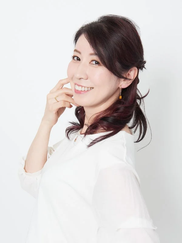 女性,笑顔,ポートレート,白,スタジオ,日本人,ミドルヘア,カジュアル,明るい