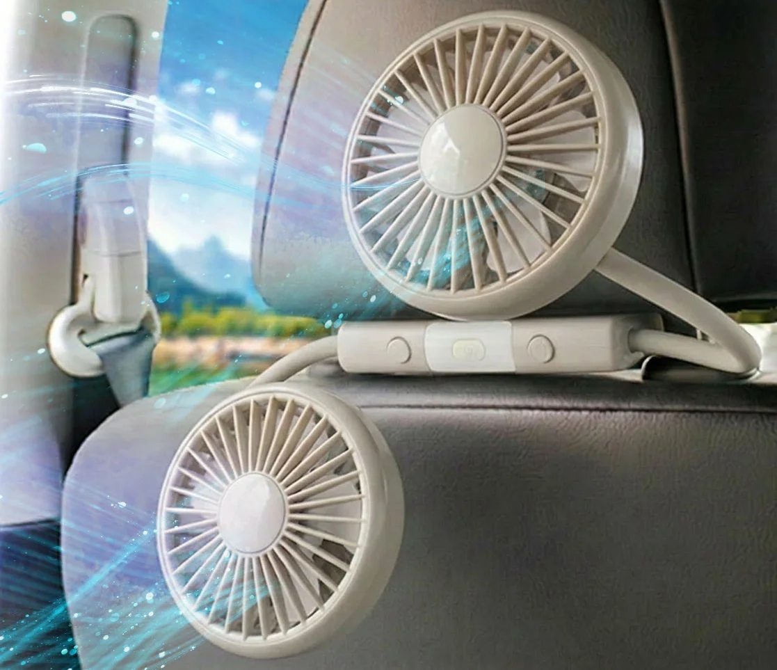車のヘッドレストに取り付けられた白いダブルファンが後部座席に送風している様子