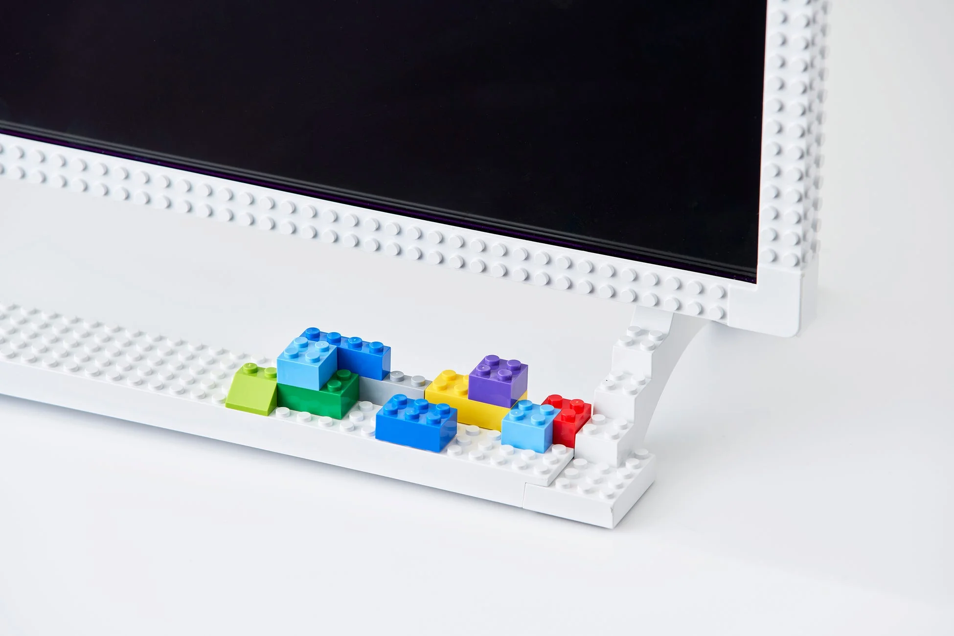 ブロックで装飾されたテレビ