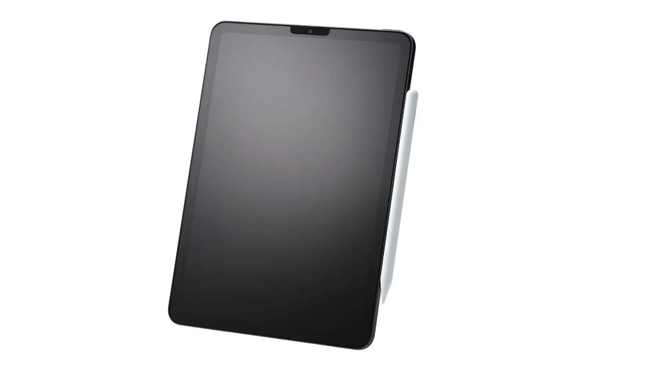 スタイラスペンが側面マグネットで取り付けられた黒いタブレット