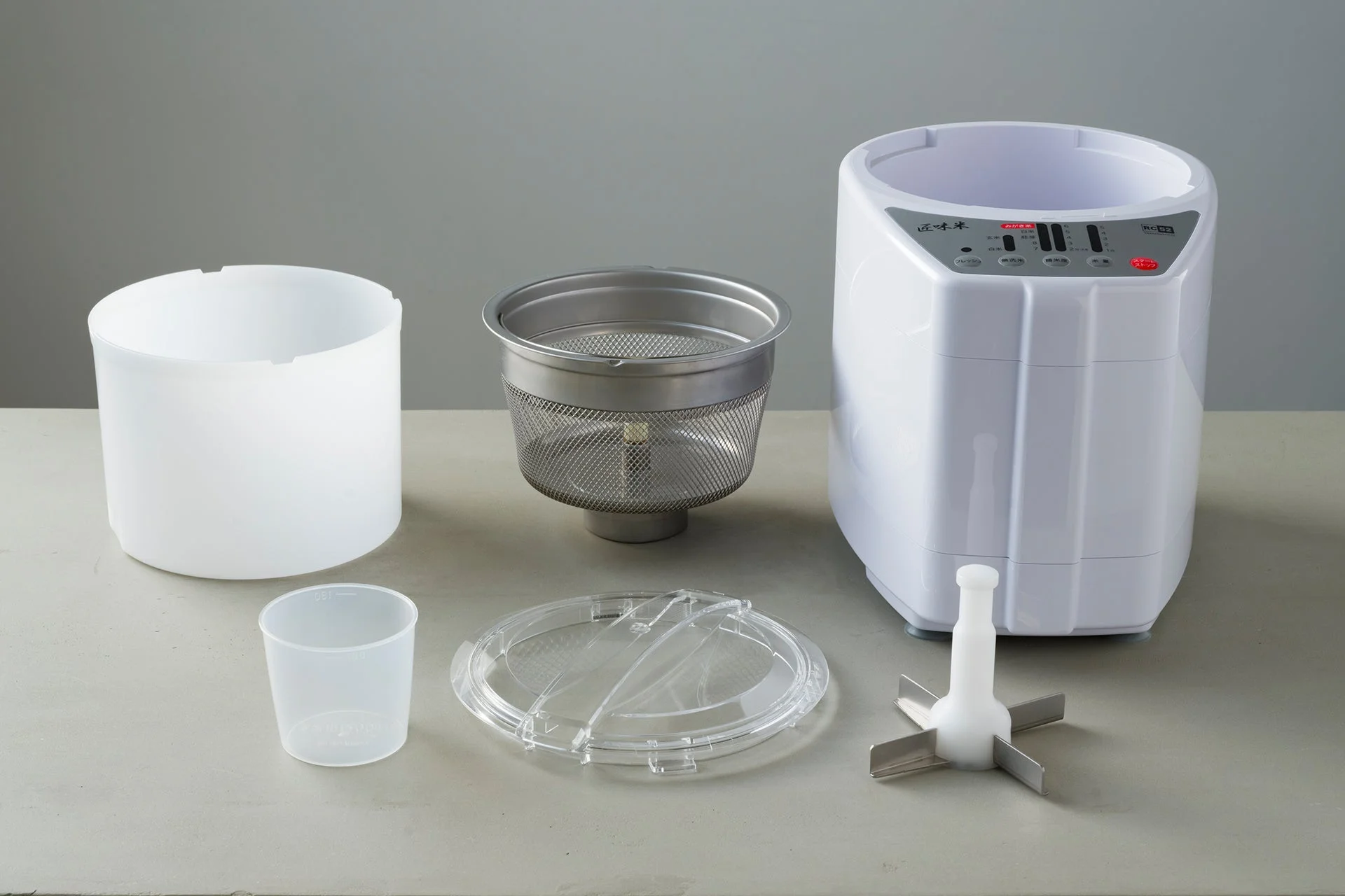 分解された精米機の部品