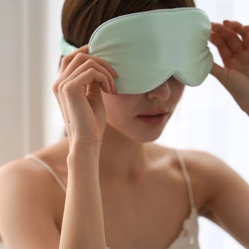 女性がアイマスクを調整