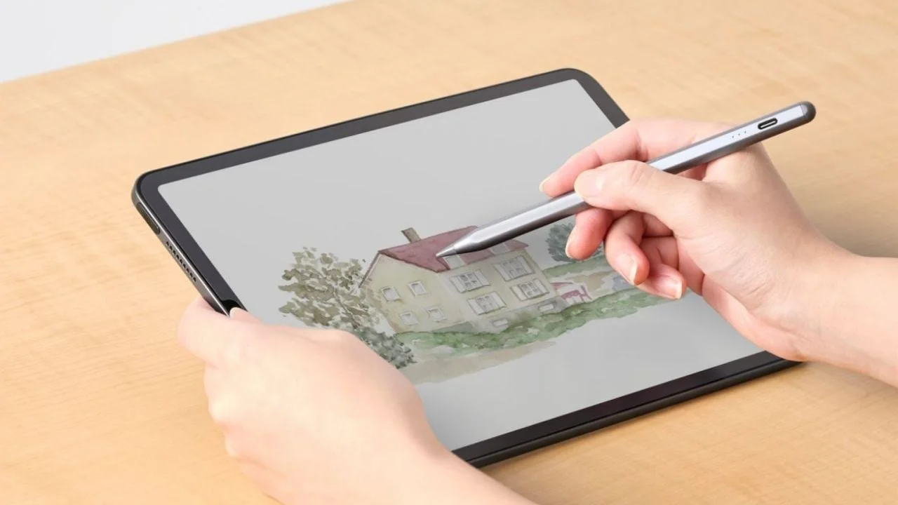 タブレットで水彩画風の家と風景を描く様子
