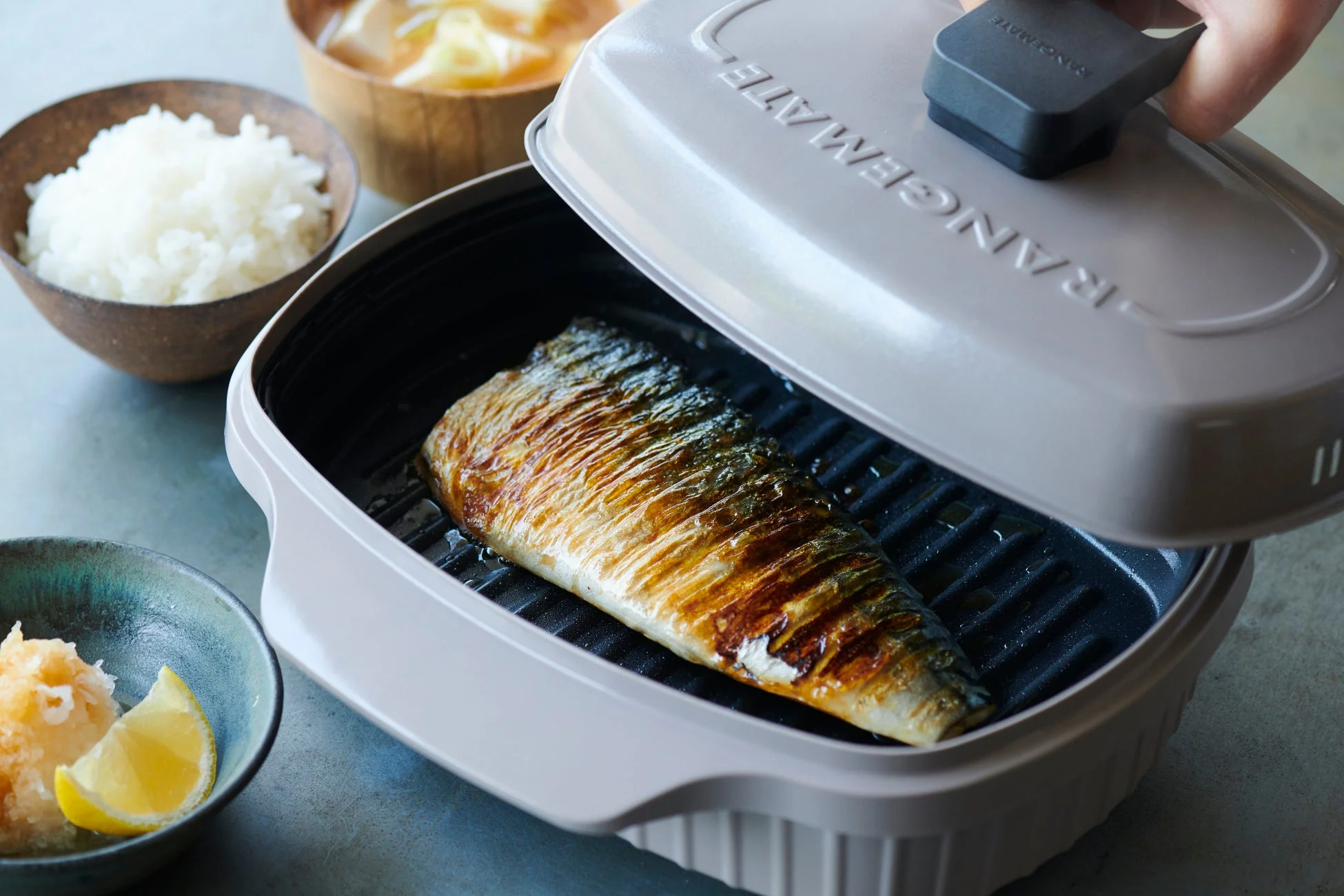 レンジメート ワイドで焼かれたサバの塩焼き