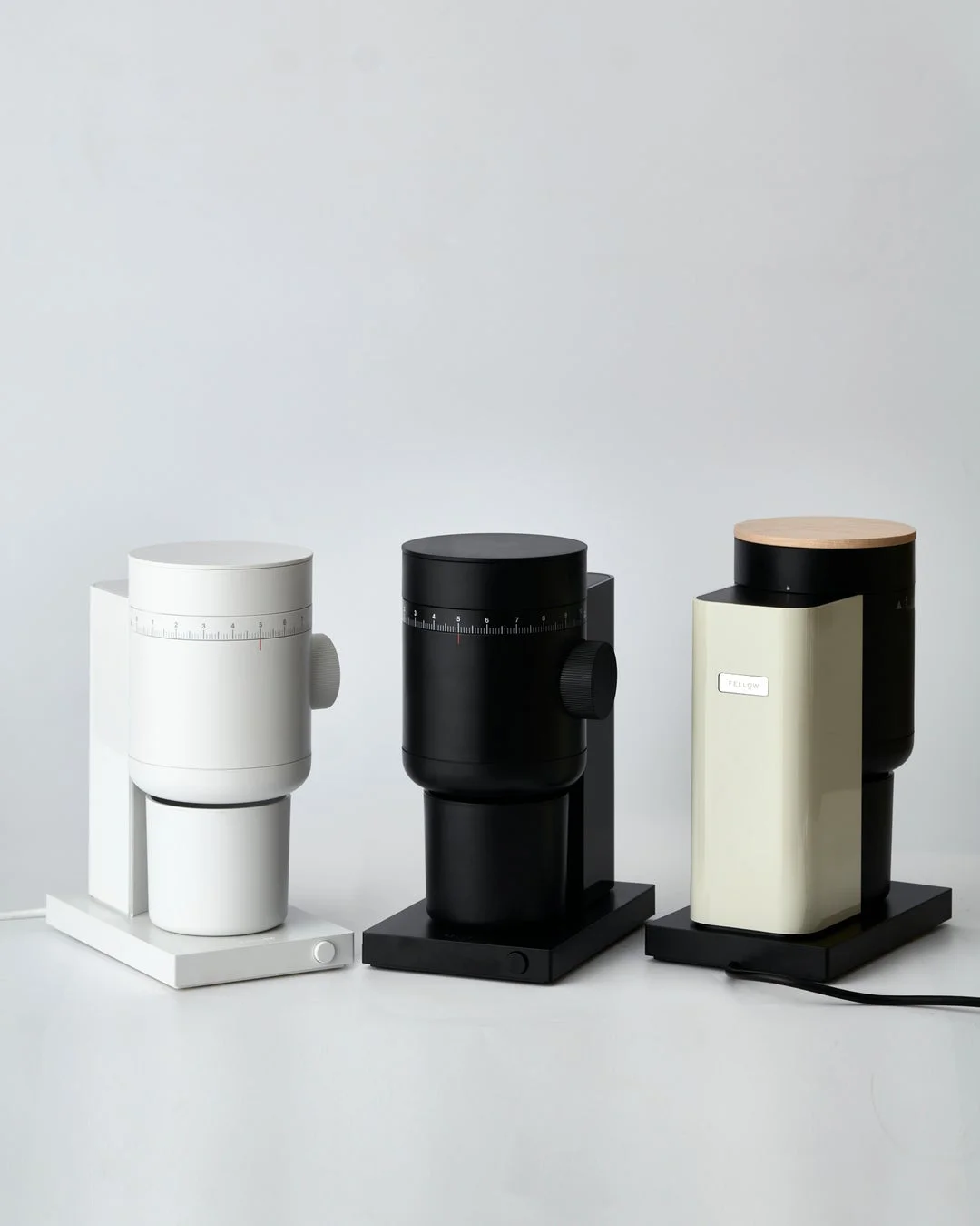 白、黒、クリーム色のモダンなデザインのコーヒーグラインダー