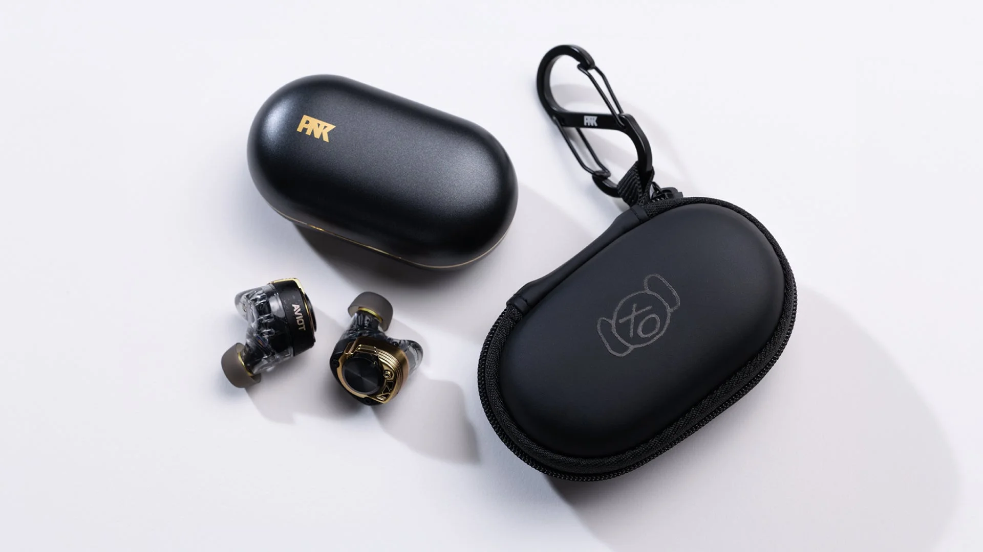イヤホン,ワイヤレスイヤホン,オーディオ,ガジェット,AVIOT,ANK,充電ケース,キャリングケース,ブラック,ゴールド,テクノロジー,音楽,ポータブルオーディオ,インイヤーモニター