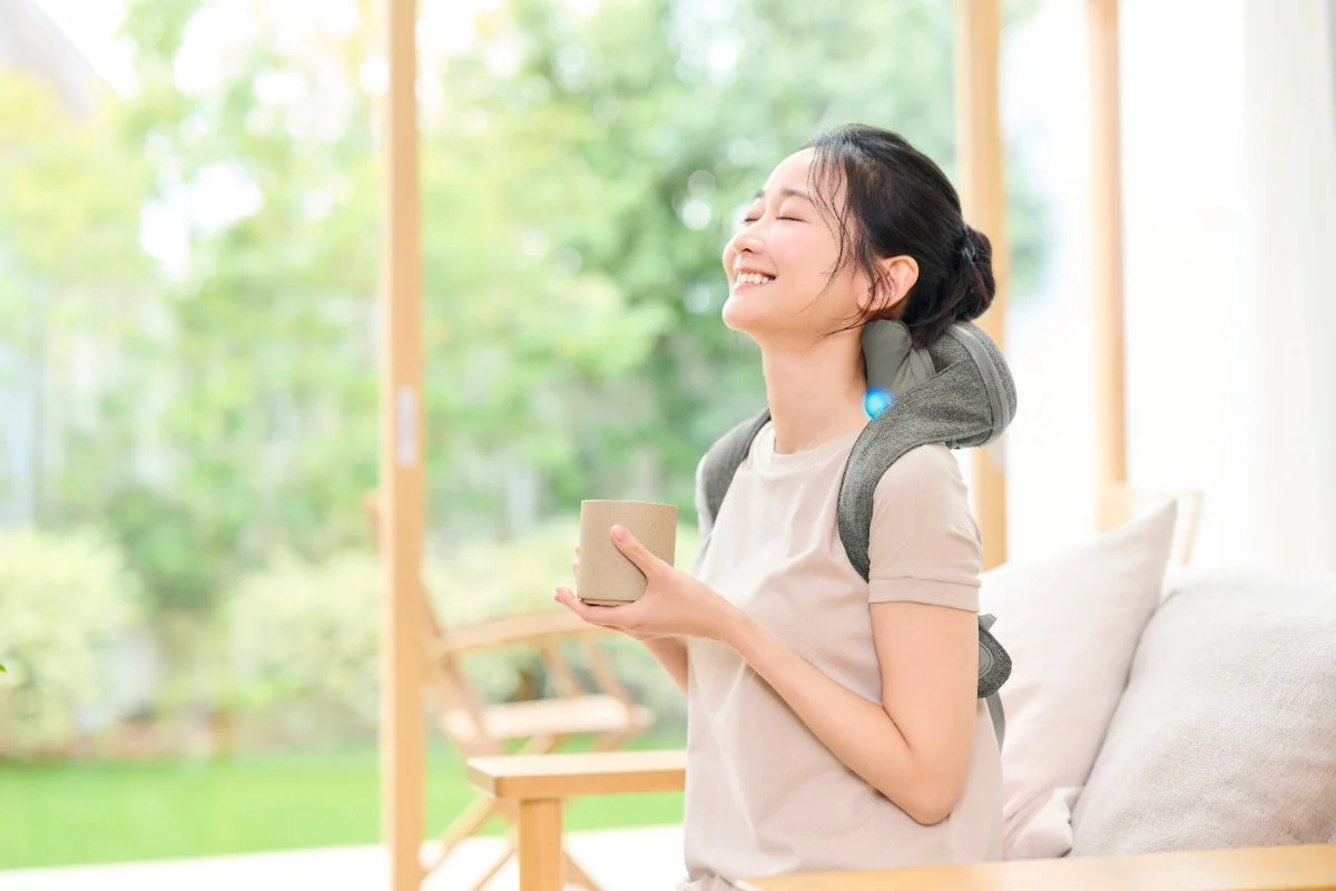 リビングでリラックスする女性
