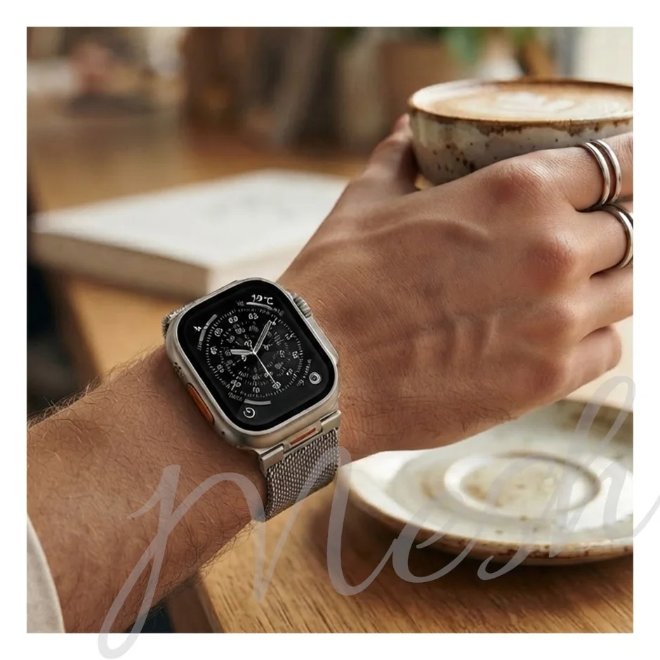 Apple Watchとコーヒーを楽しむ手元