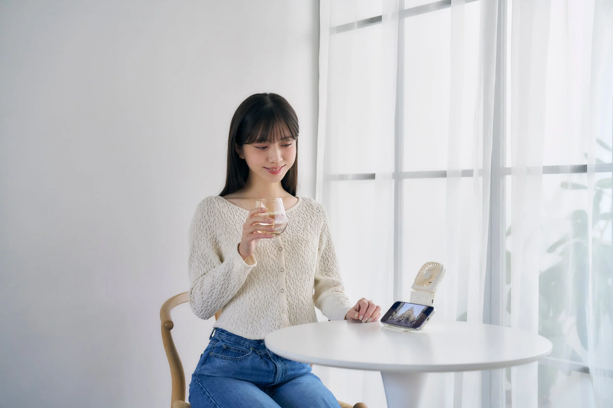 女性がデスクでiFan Fino Proを使用している様子