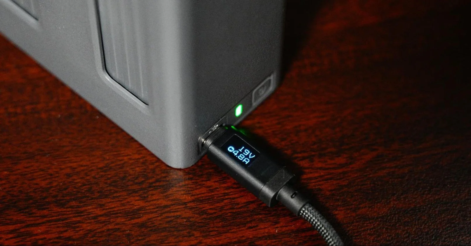充電器とディスプレイ付き充電ケーブル