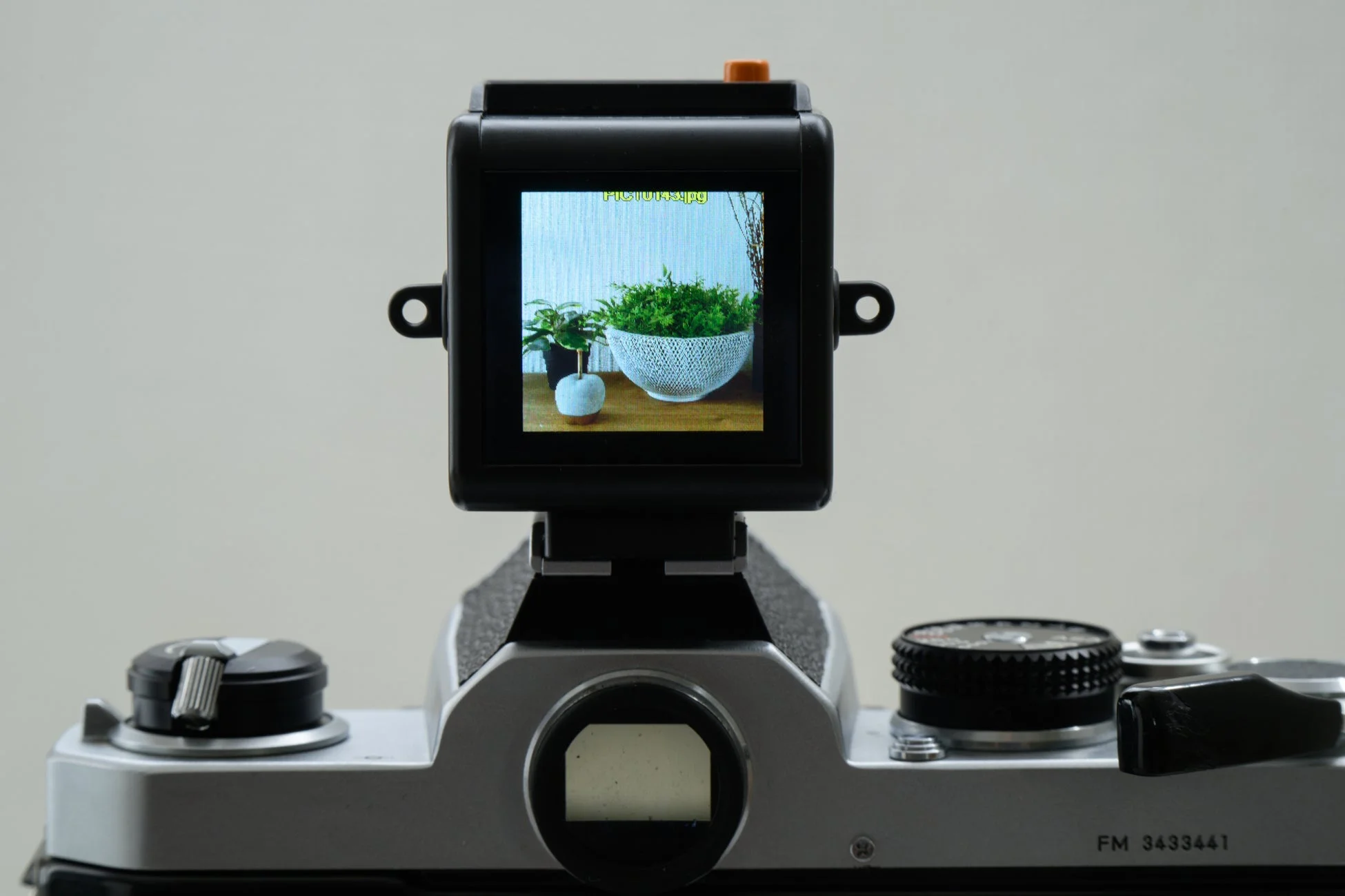 フィルムカメラにLIGARを装着し、撮影画像を確認している様子