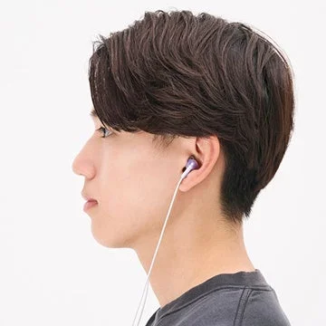有線イヤホンを耳につけた若い男性の横顔