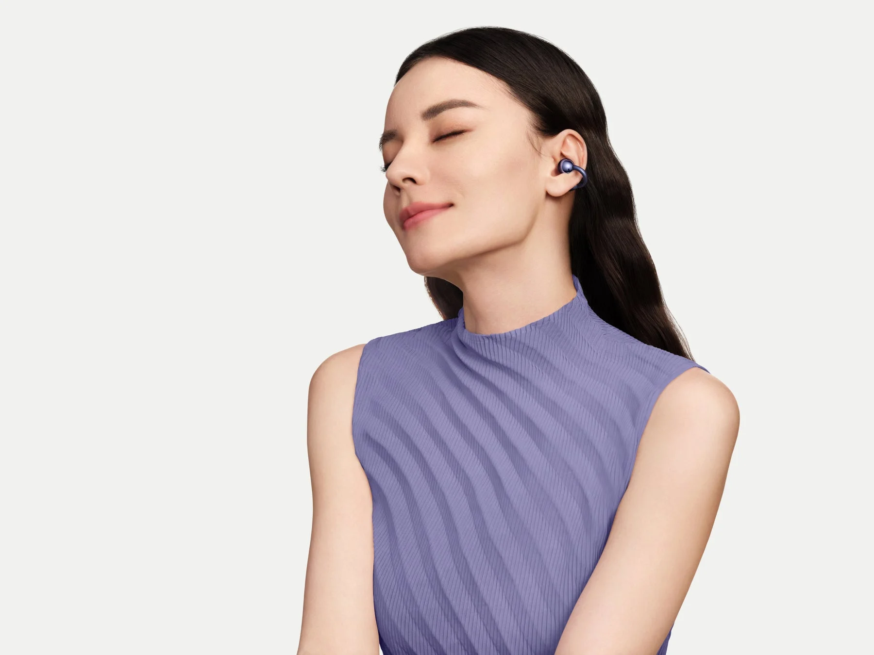 HUAWEI FreeClip 2 Sを装着した女性