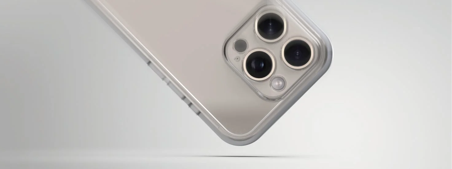 クリアケースを装着したスマートフォンの背面