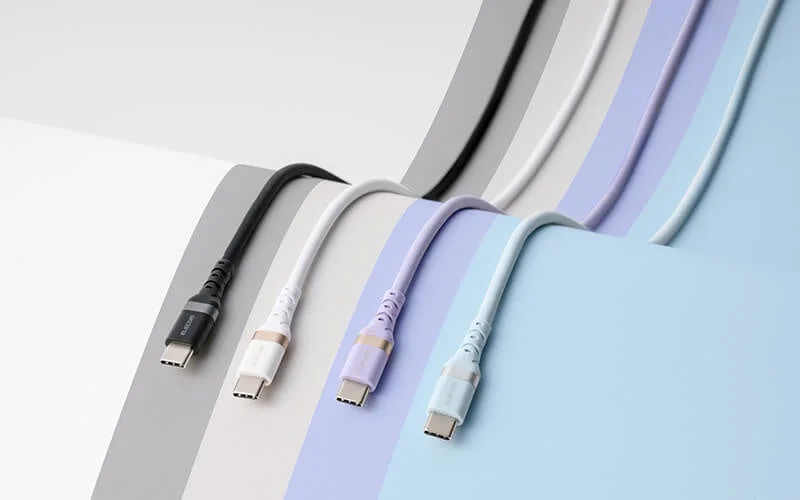 複数の色のUSB-Cケーブルが、それぞれの色に合わせた背景の上に波状に配置されています