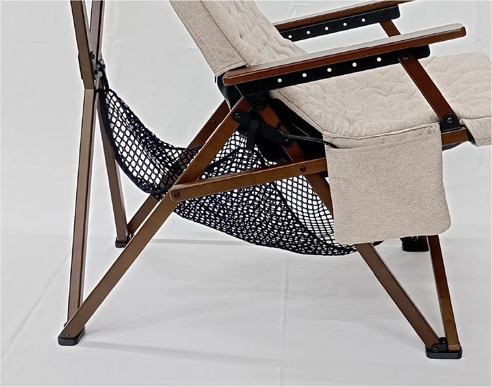 ベージュのクッションが付いた折りたたみ式リクライニングチェアの一部