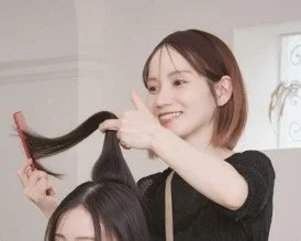 笑顔の女性美容師