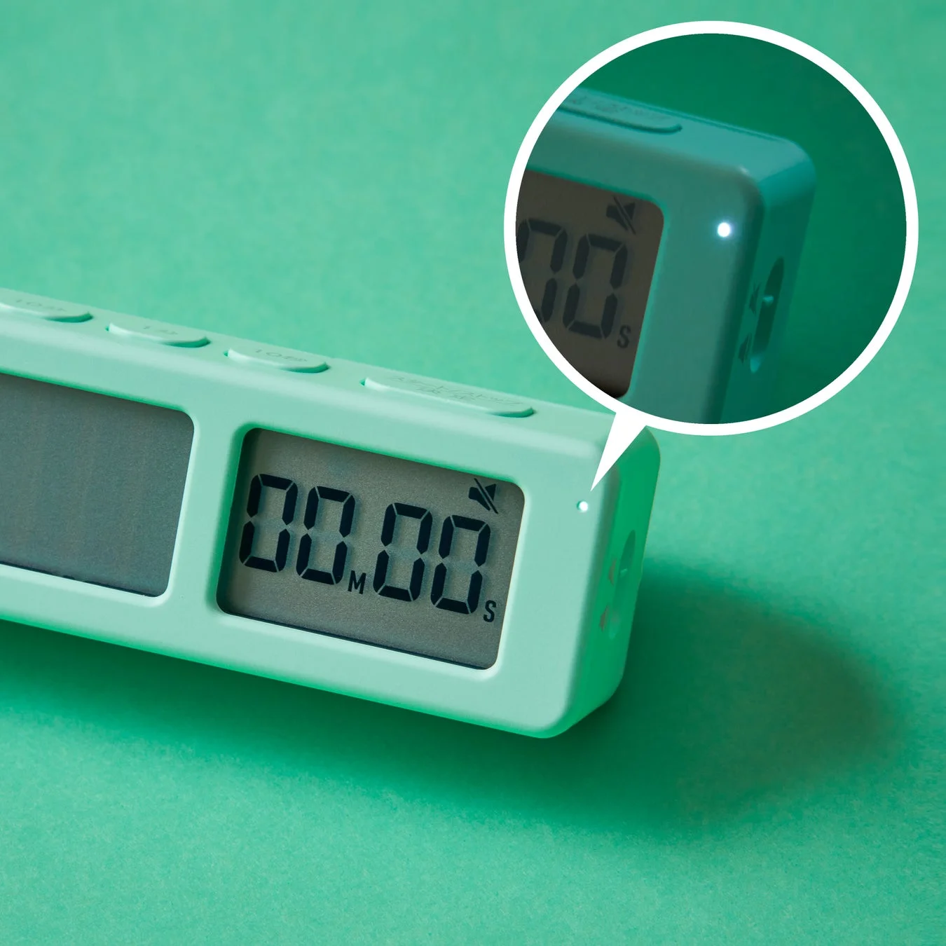 LEDが点灯したミントグリーンのデジタルタイマー