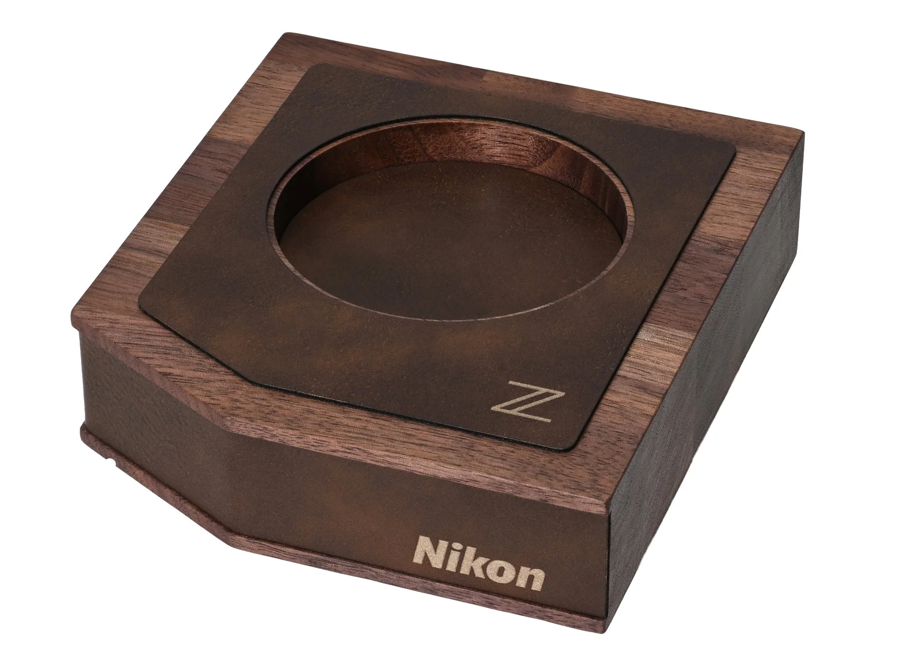 Nikon Zロゴの入った木製の台座