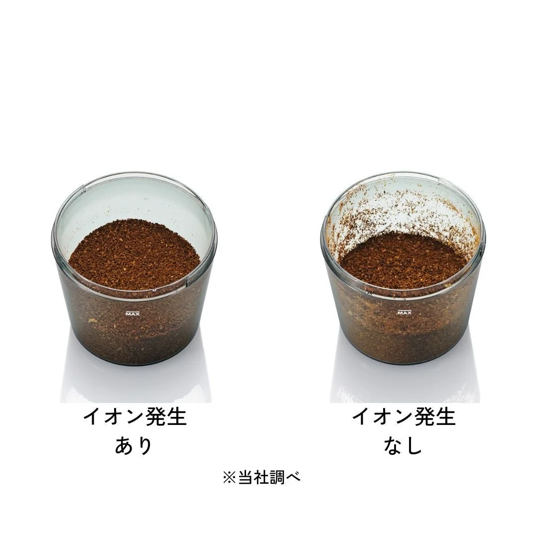 イオン発生の有無によるコーヒー粉の静電気付着状況の比較