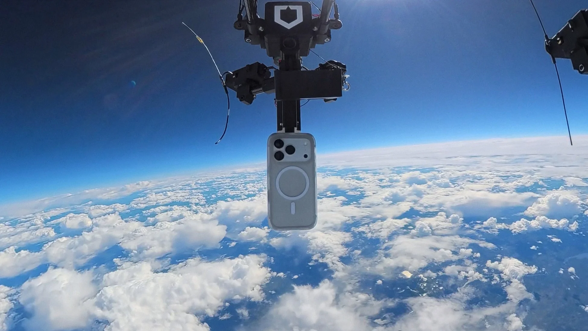 高高度を飛行する機体に搭載されたiPhoneの空撮