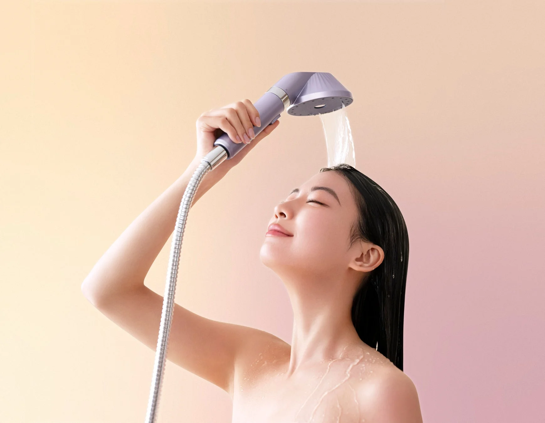 リラックスしてシャワーを浴びる女性