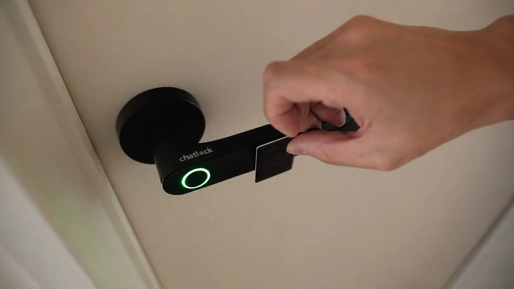 ICカードでスマートロックを解錠する様子