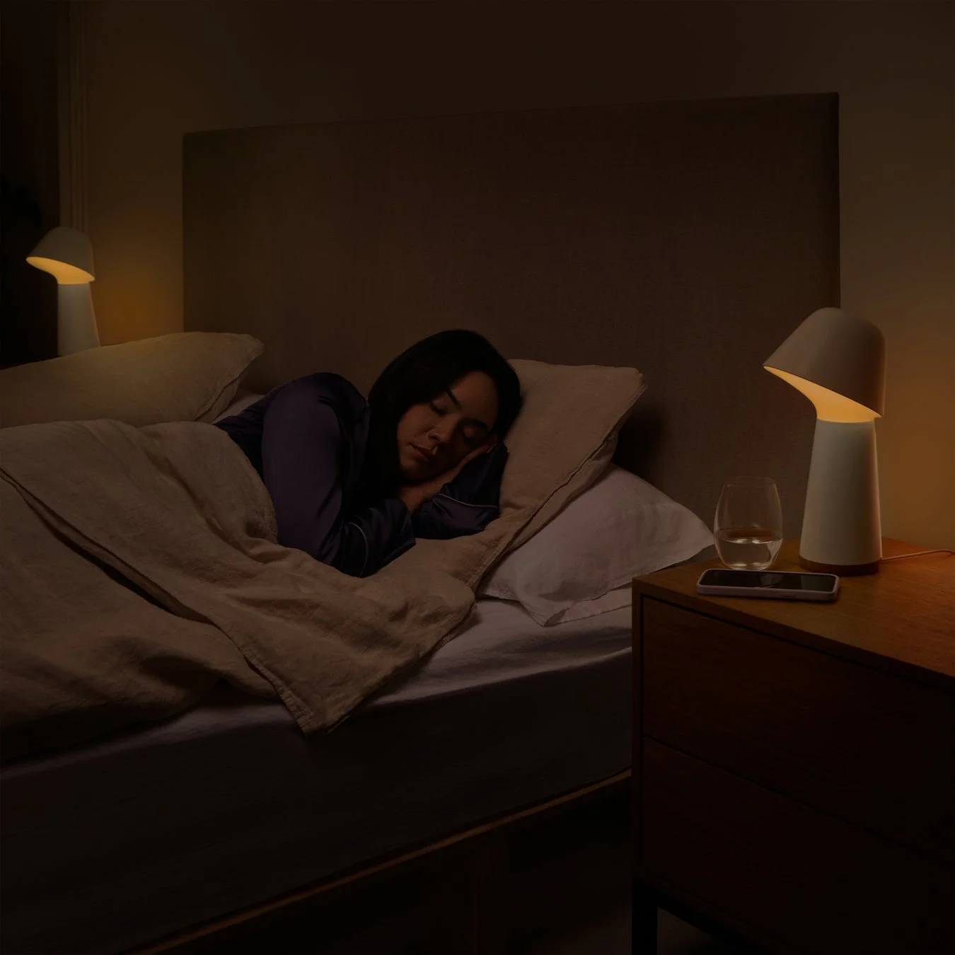 薄暗い寝室で安らかに眠る女性
