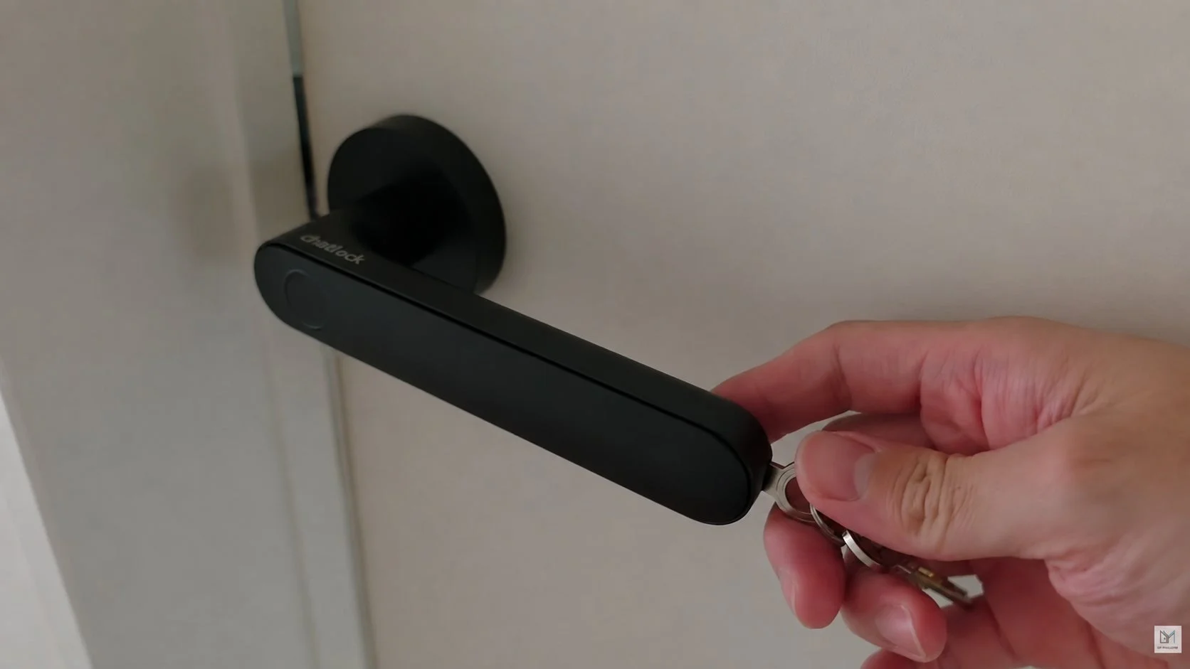 物理キーでスマートロックを解錠する様子