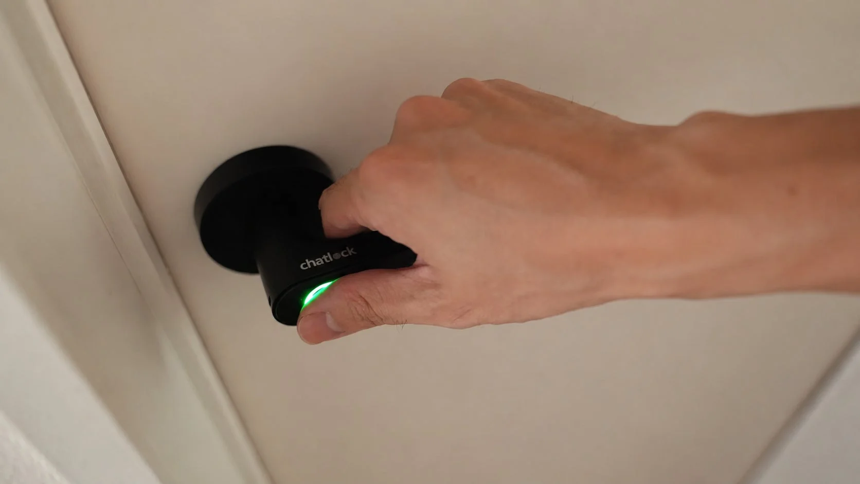 指紋認証で解錠するスマートロック