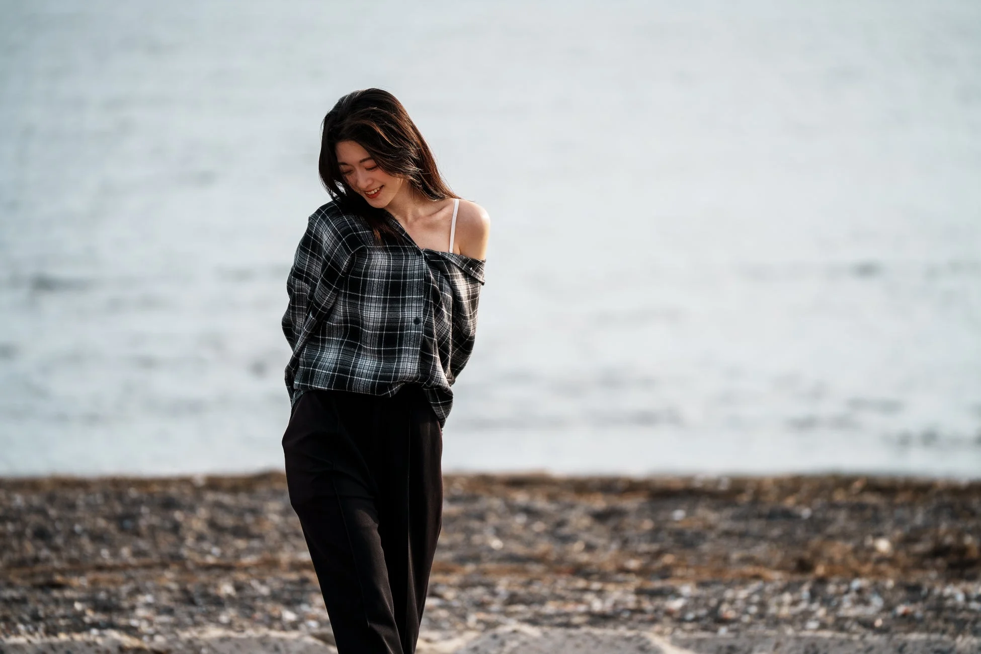 海辺で笑顔を見せる女性のポートレート