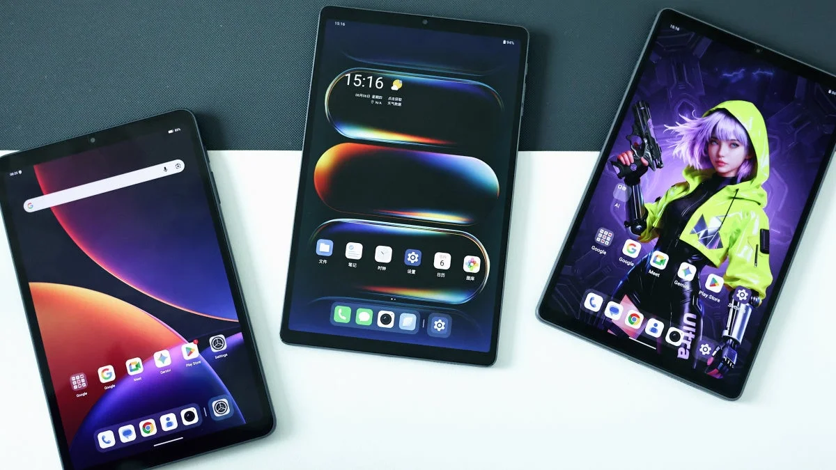 3台のタブレットが異なるホーム画面を表示している様子