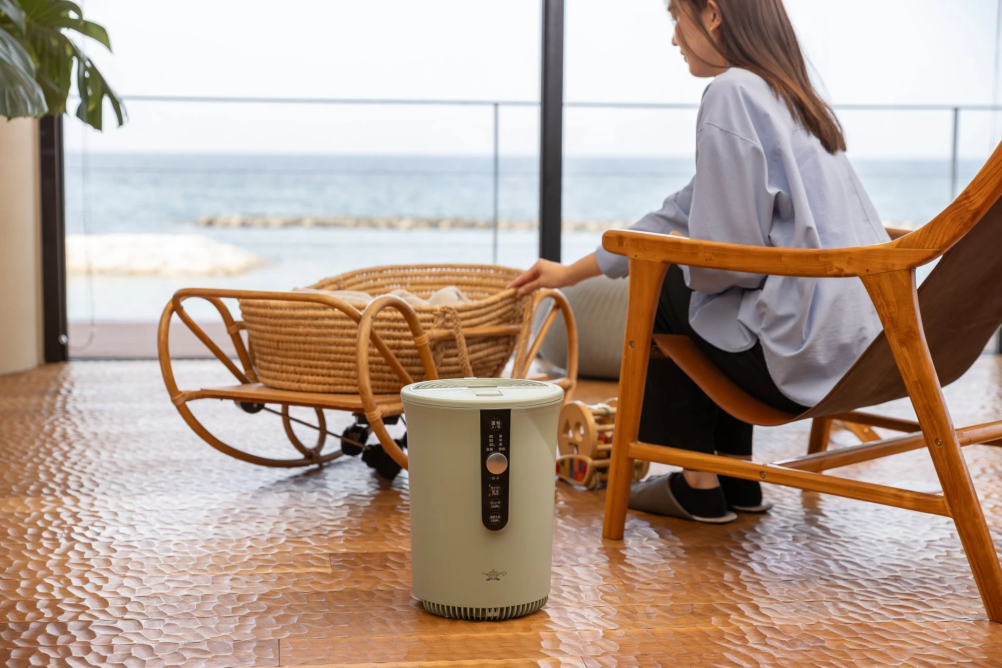 ベビーベッドと加湿器
