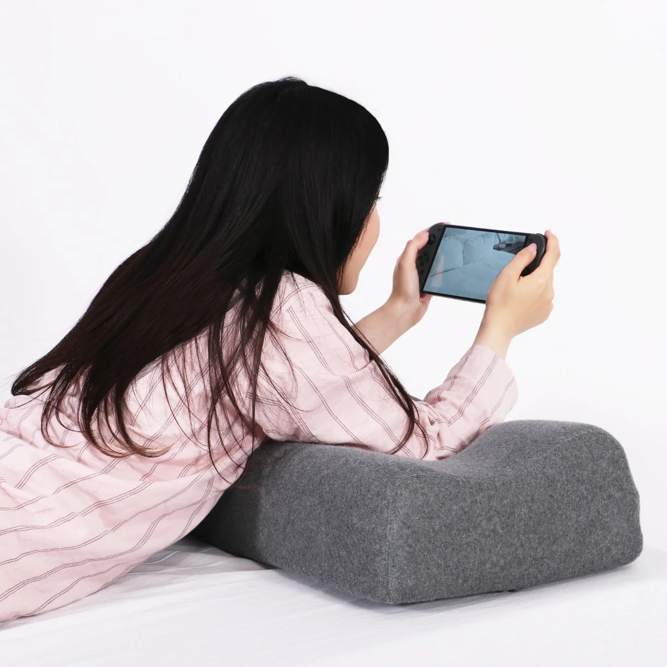 うつ伏せ姿勢でのゲーム