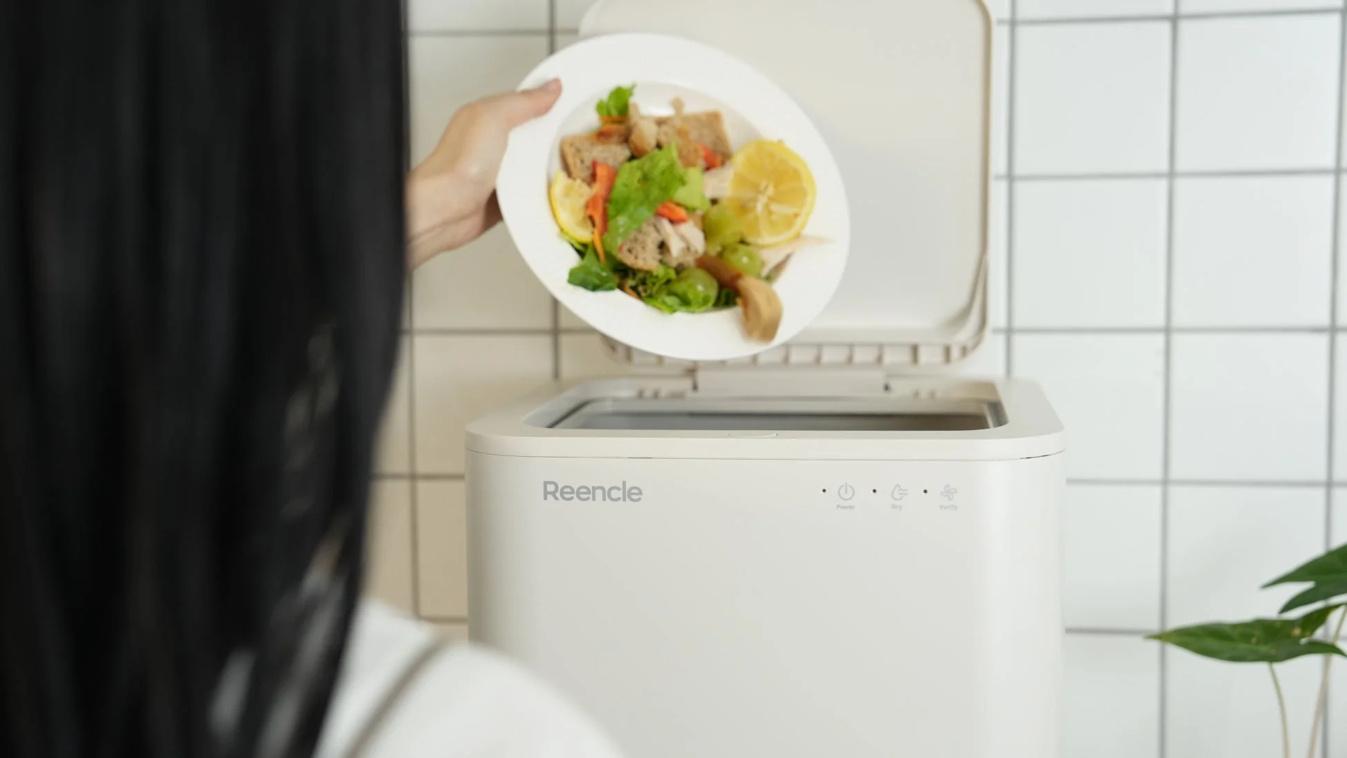 Reencle Basicに生ごみを投入する様子