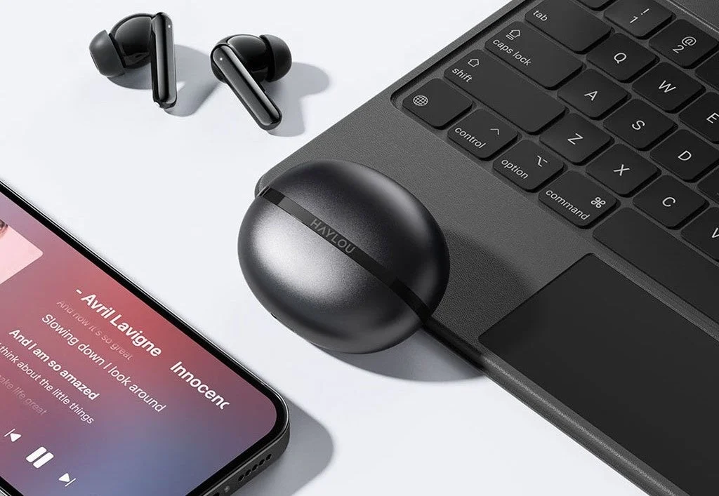 イヤホン、スマホ、ノートPC