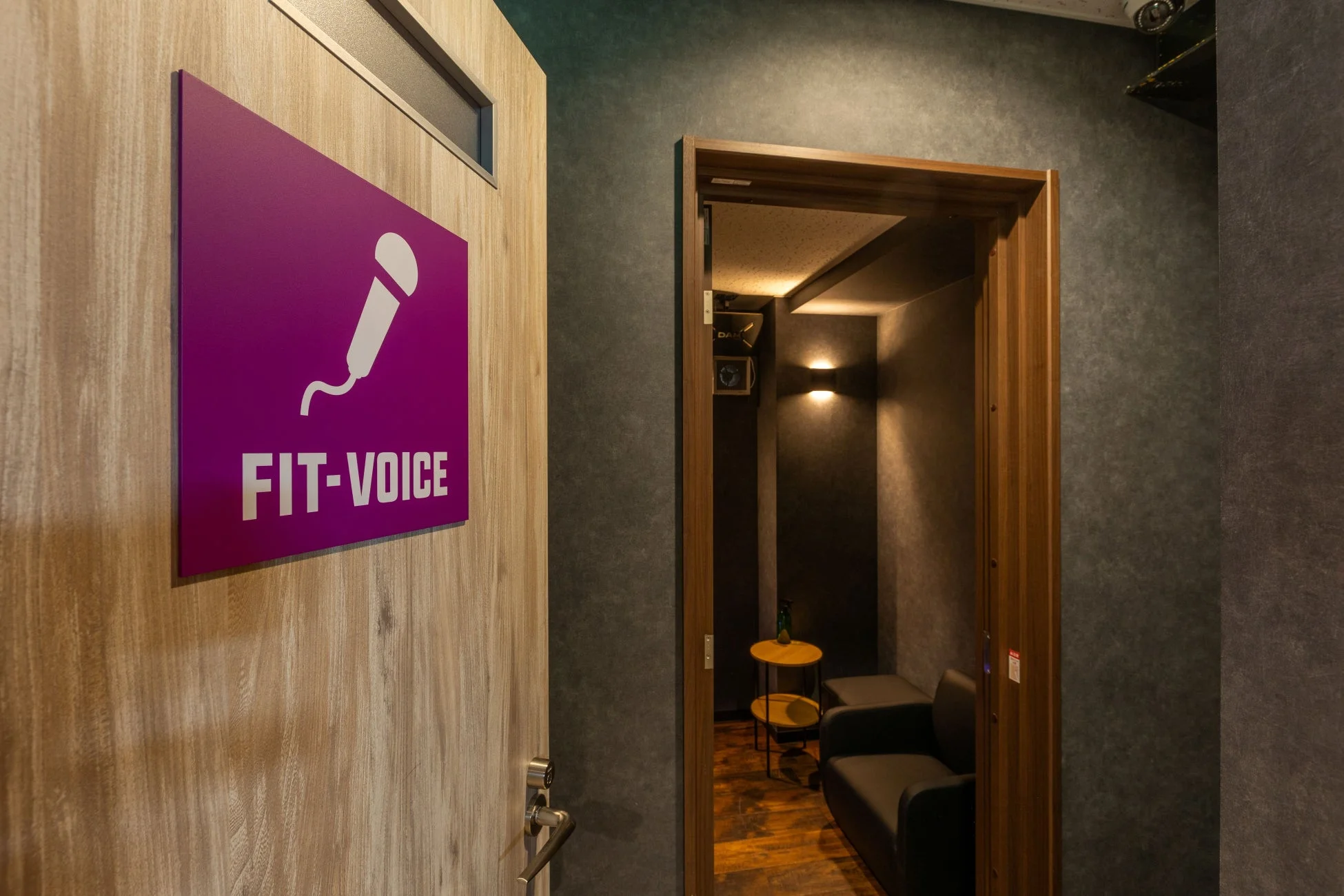 「FIT-VOICE」のサインが掲げられたドア