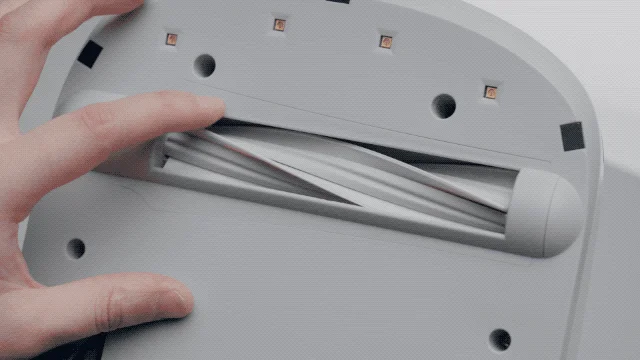 ローラーブラシのメンテナンスをする様子