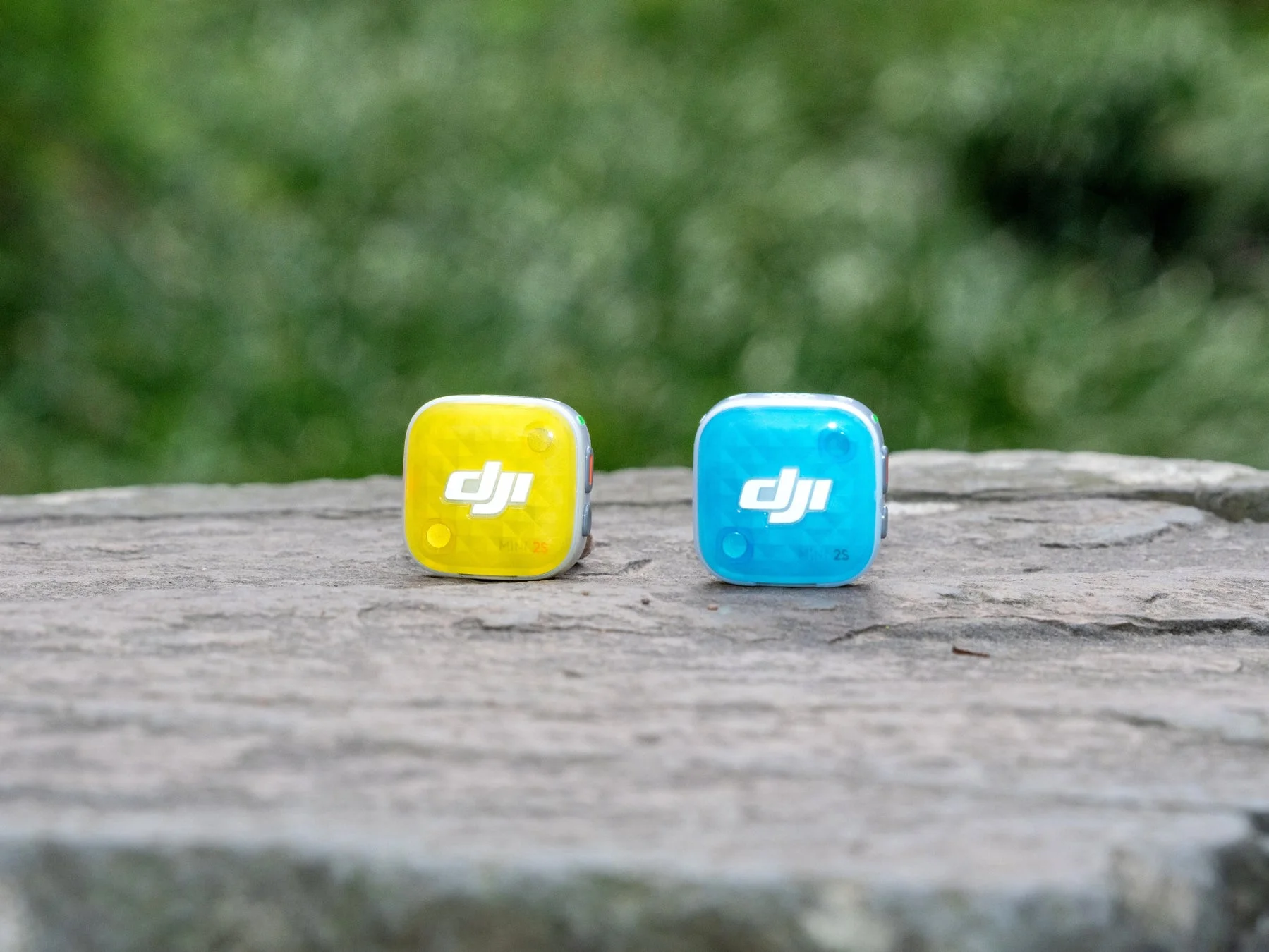 DJI Mini 2S 黄色と青のデバイス