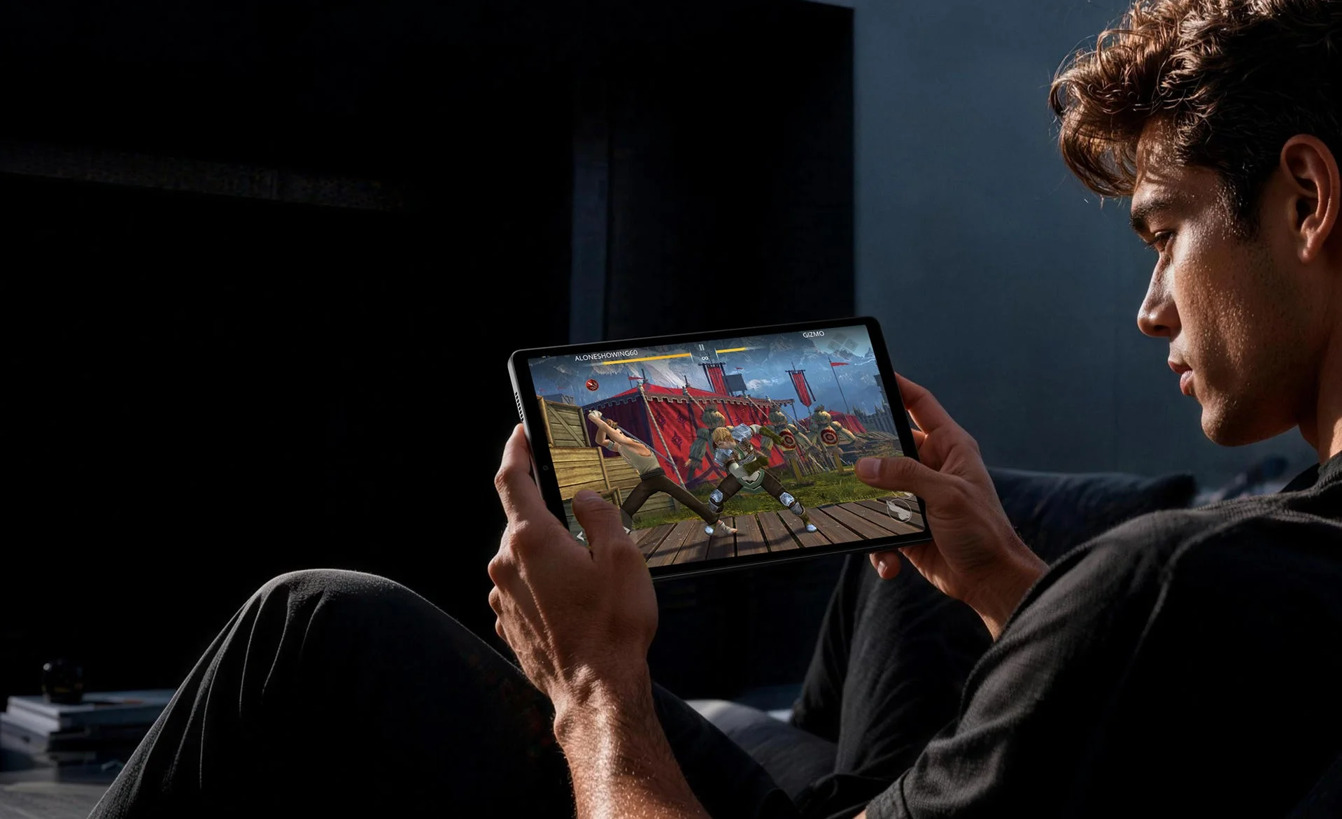 男性がタブレットでゲームに熱中している様子