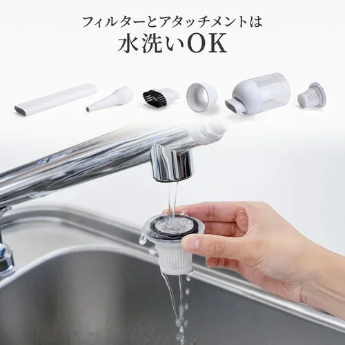 キッチンのシンクで、掃除機のフィルターが水洗いされている様子
