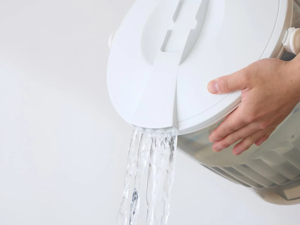 容器から水を勢いよく注ぎ出す様子
