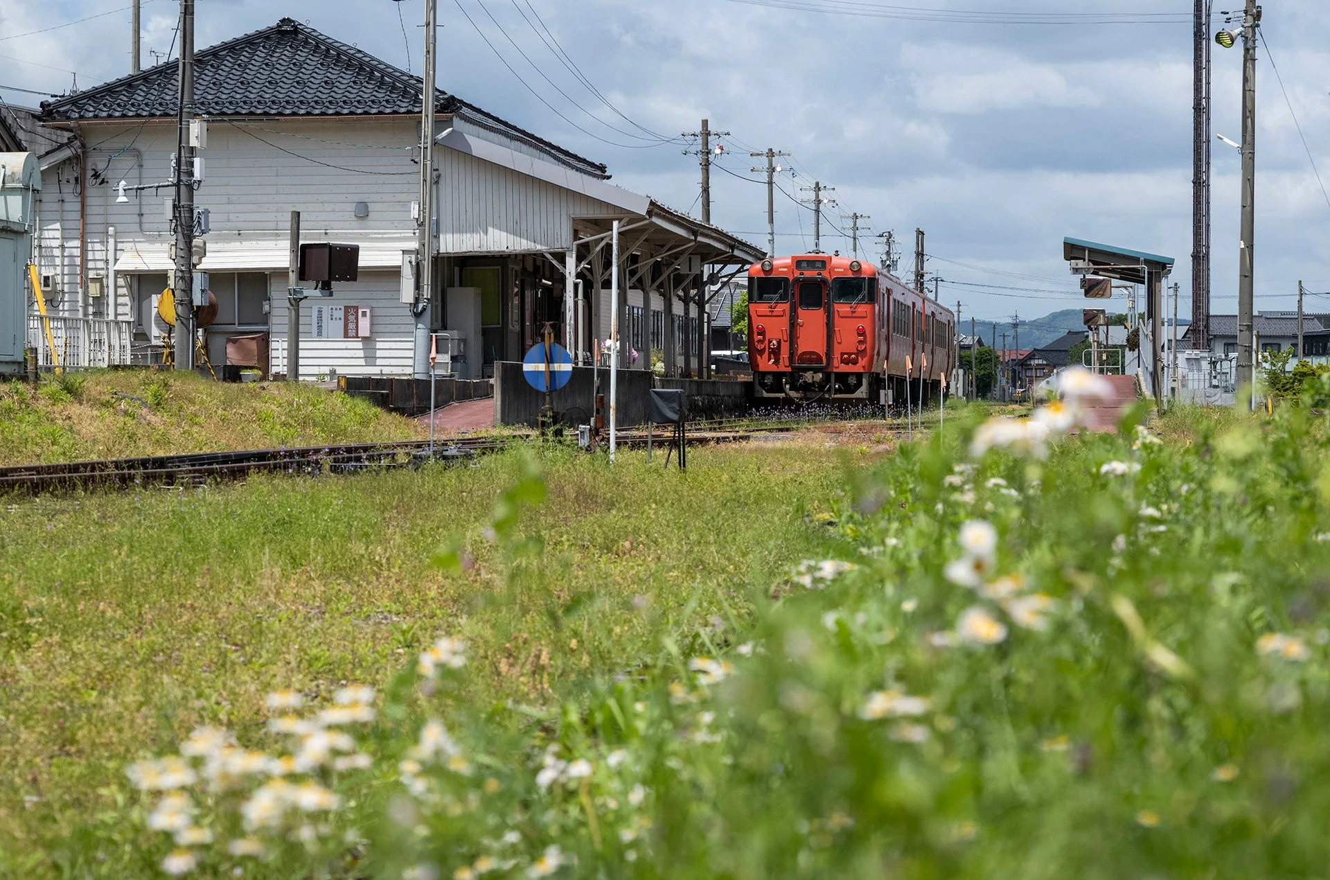 田舎の駅に停車する列車