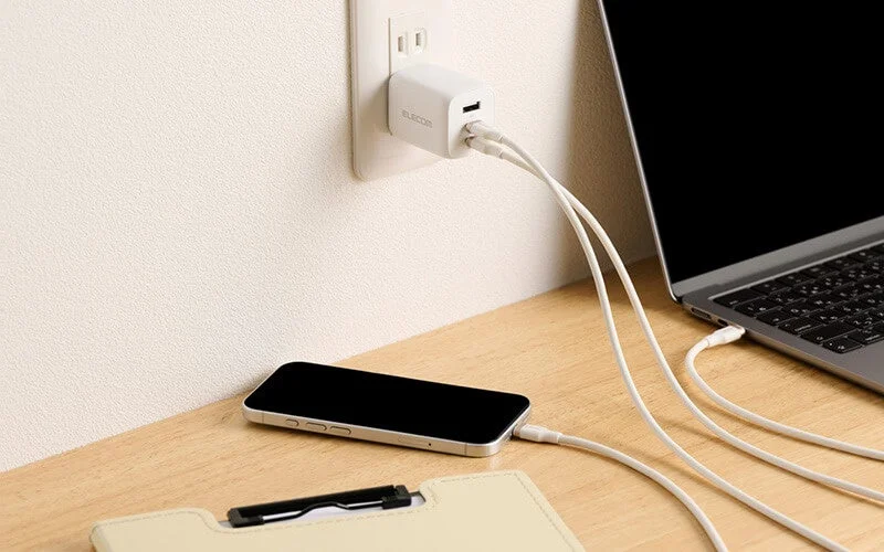 充電器とスマートフォン、ノートパソコン