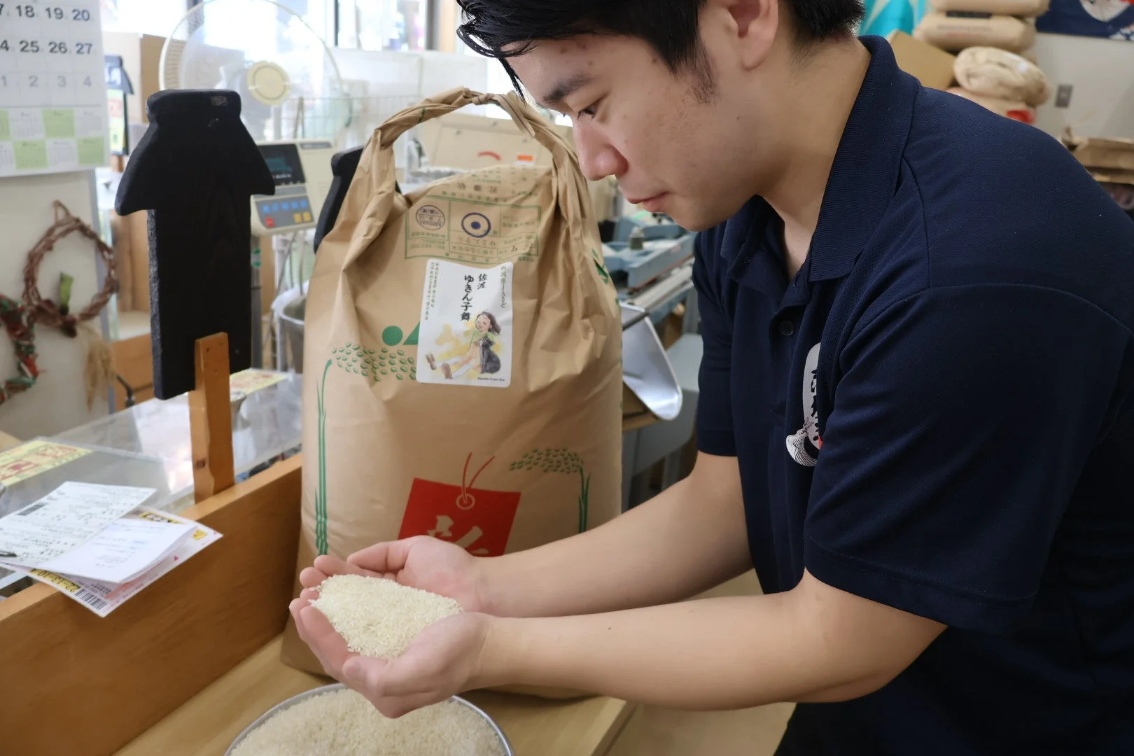 お米を手に取る男性