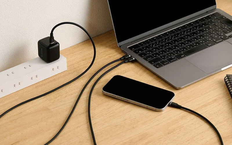 デスク上でデバイスを充電している様子