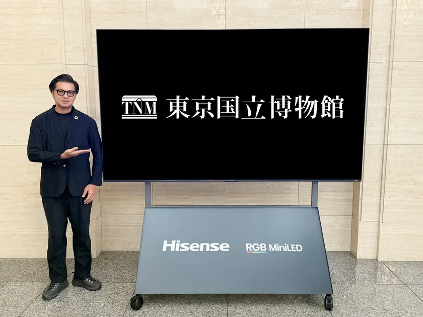 担当者がディスプレイを指し示す様子