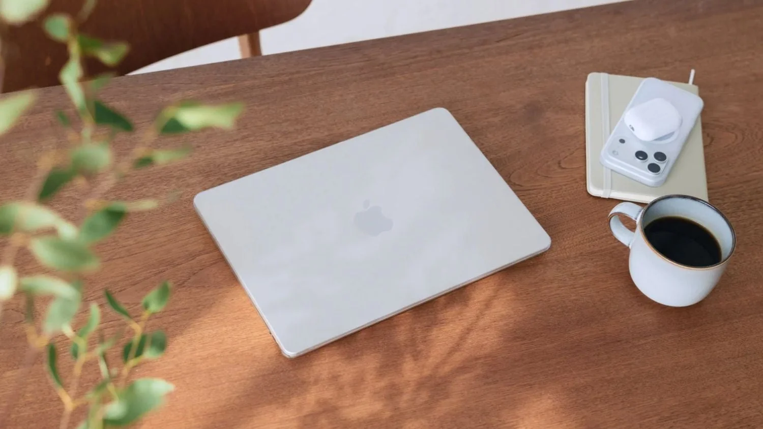 MacBookとiPhone、コーヒー